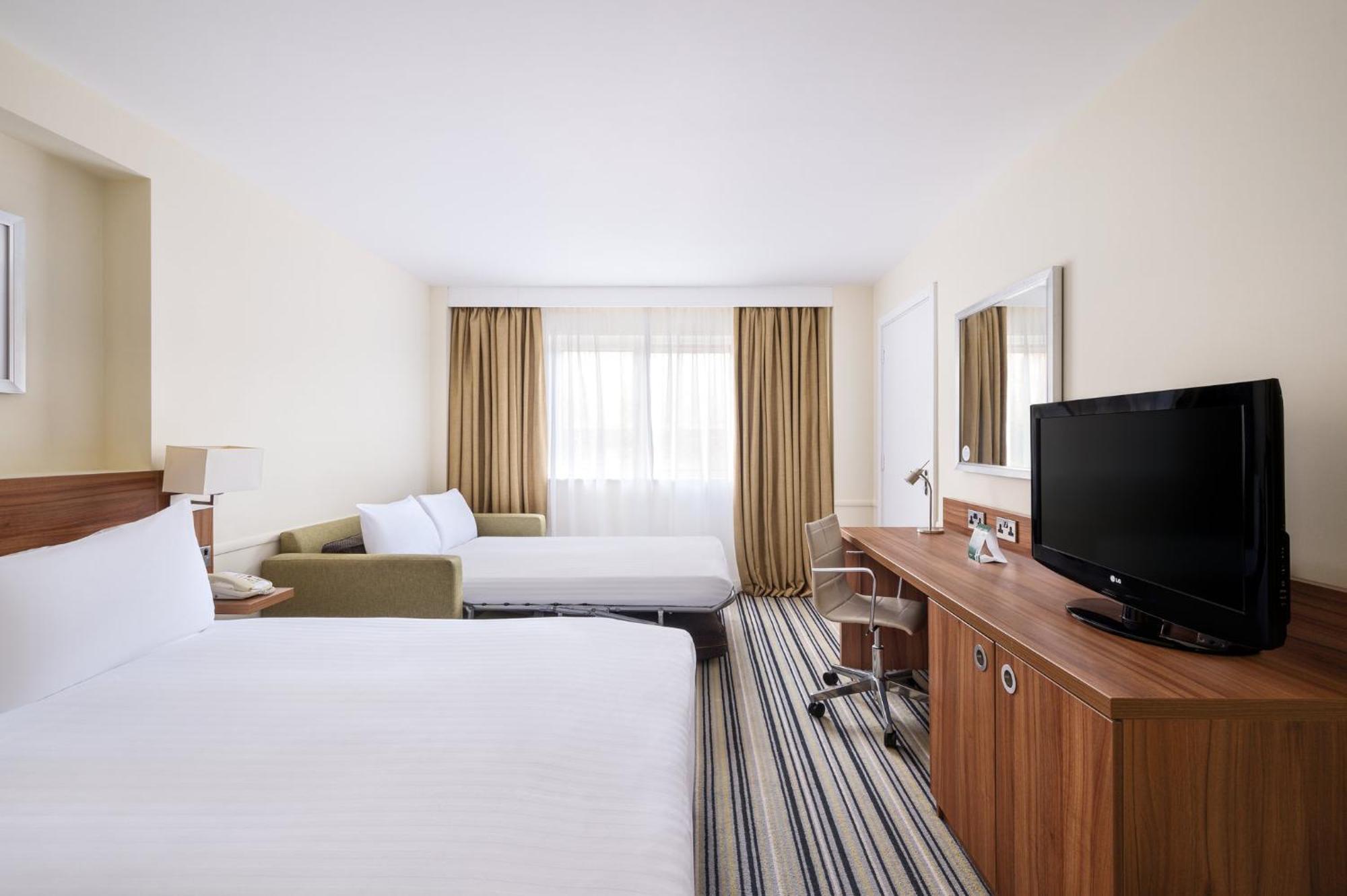 Holiday Inn Colchester By Ihg Экстерьер фото
